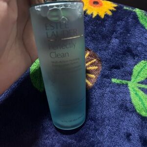 Estee Lauder Blue Skincare Cleanser & Exfoliant